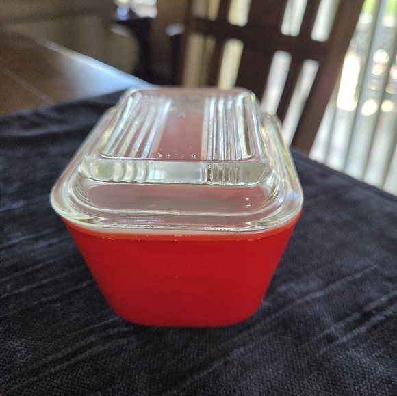 Pyrex 501 C Cherry Red White Interior Clear Lid Refriferator Dish - Picture 4 of 10